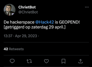 Tweet van @Chrietbot dat de hackerspace geopend is op zaterdag 29 april.