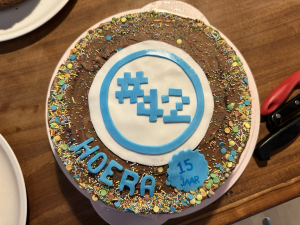 Superlekkere taart met daarop het Hack42 logo en de tekst: Hoera 15 jaar.