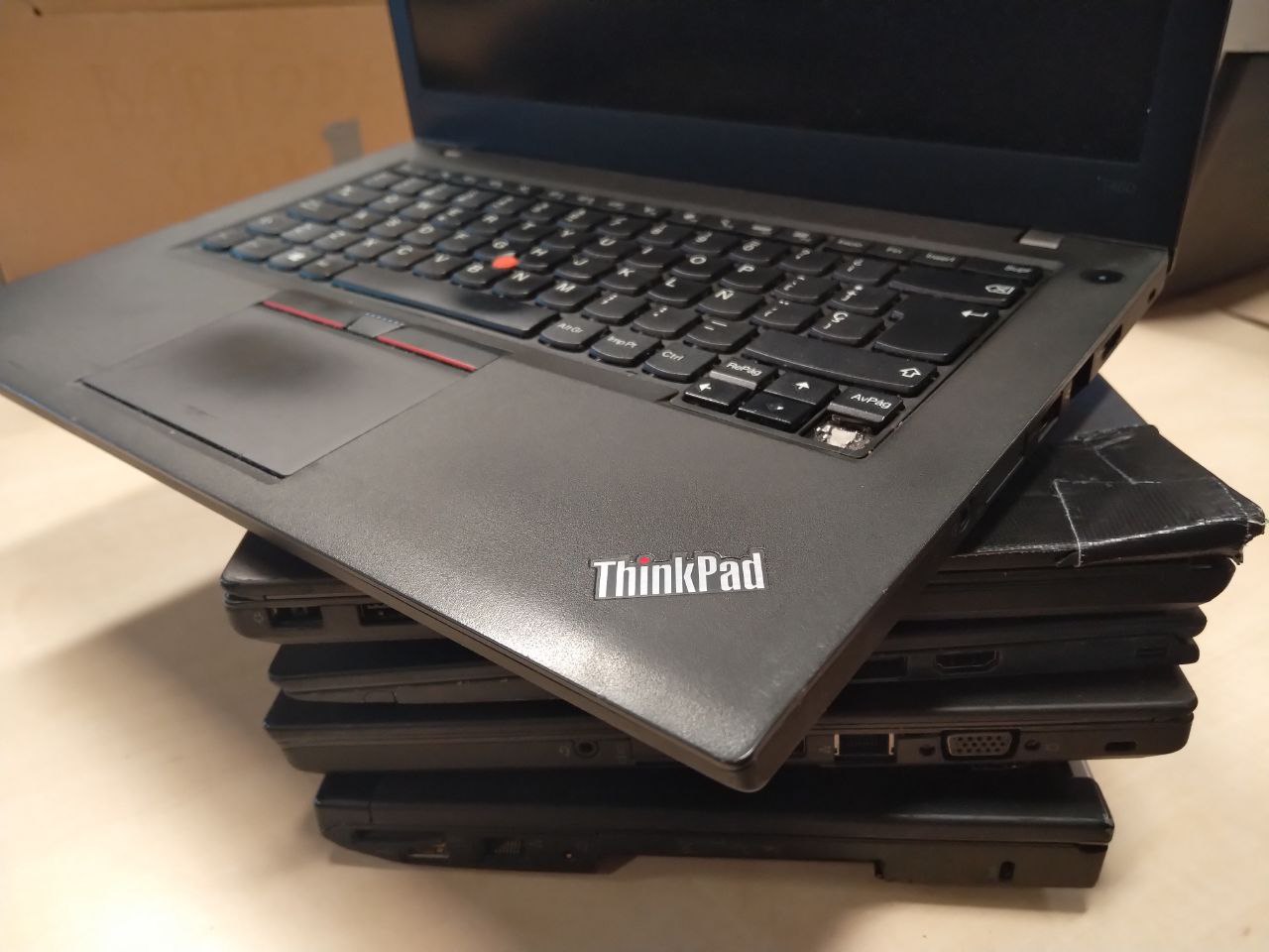 File:40 laptops_Picture.jpg